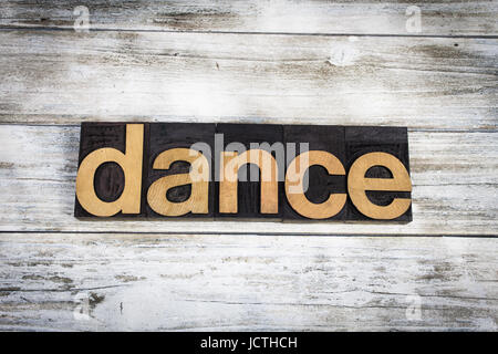 Der Wort "Tanz" geschrieben in hölzernen Buchdruck Typ auf einem weißen gewaschen alte Holzbretter Hintergrund. Stockfoto