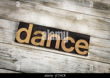 Der Wort "Tanz" geschrieben in hölzernen Buchdruck Typ auf einem weißen gewaschen alte Holzbretter Hintergrund. Stockfoto