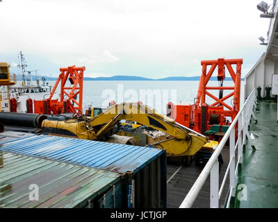 Das Deck legen Lastkahn. Rohre und heben Kräne auf dem Schiff. Ausrüstung für die Verlegung einer Pipeline auf dem Meeresboden. Stockfoto