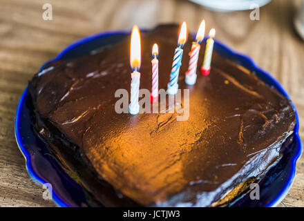 Ein Kleines Quadrat Schokolade Kuchen Mit Der Aufschrift Happy Birthday Und Eine Kerze Auf Einem Weissen Teller Schwarzweiss Schwarzweiss Foto Stockfotografie Alamy