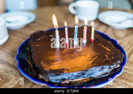 Ein Kleines Quadrat Schokolade Kuchen Mit Der Aufschrift Happy Birthday Und Eine Kerze Auf Einem Weissen Teller Schwarzweiss Schwarzweiss Foto Stockfotografie Alamy