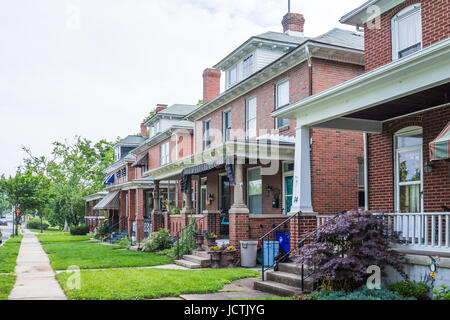 Friedrich, USA - 24. Mai 2017: Wohn Zeile Häuser in der Innenstadt mit Backstein-Architektur und farbenfrohe Veranden mit Blumen im Sommer Stockfoto