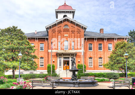 Friedrich, USA - 24. Mai 2017: Rathaus in der Innenstadt in Maryland mit Backsteingebäude, das äußere, Zeichen und Park Square mit Blumen Stockfoto