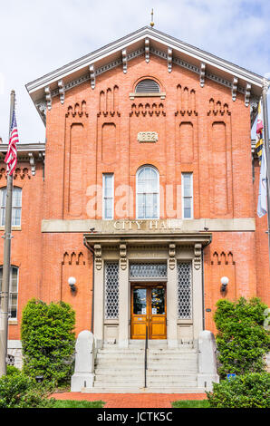 Friedrich, USA - 24. Mai 2017: Rathaus in der Innenstadt in Maryland mit gemauerten Gebäude außen, Zeichen Stockfoto