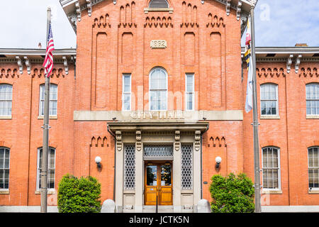 Friedrich, USA - 24. Mai 2017: Rathaus in der Innenstadt in Maryland mit gemauerten Gebäude außen, Zeichen Stockfoto