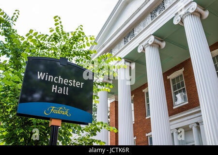 Friedrich, USA - 24. Mai 2017: Winchester Hall in Innenstadt in Maryland mit gemauerten Gebäude außen, Zeichen Stockfoto