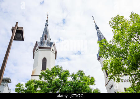 Friedrich, USA - 24. Mai 2017: Evangelisch-lutherische Kirche Türme gegen Himmel mit Laterne tagsüber in Maryland Innenstadt isoliert Stockfoto