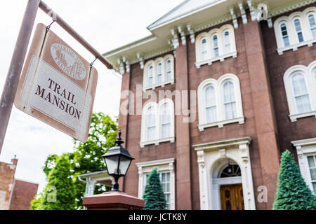 Friedrich, USA - 24. Mai 2017: Charles Trail Mansion Backsteinbau in Maryland Innenstadt mit Schild Stockfoto