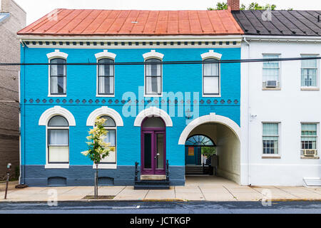 Friedrich, USA - 24. Mai 2017: Leuchtend blauen Haus in Maryland Innenstadt mit Backstein-Architektur und Bogen-Durchgang Stockfoto
