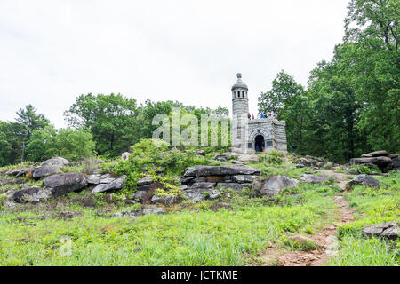 Gettysburg, USA - 24. Mai 2017: Little Round Top New York Monument in Gettysburg Schlachtfeld Nationalpark im Sommer mit Menschen Stockfoto