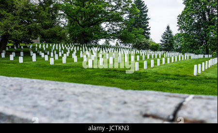 Gettysburg, USA - 24. Mai 2017: Gettysburg Staatsangehörig-Kirchhof Schlachtfeld Park mit vielen Grabsteinen und Websites Stockfoto