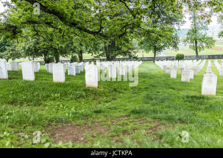 Gettysburg, USA - 24. Mai 2017: Gettysburg Staatsangehörig-Kirchhof Schlachtfeld Park mit vielen Grabsteinen und Websites Stockfoto