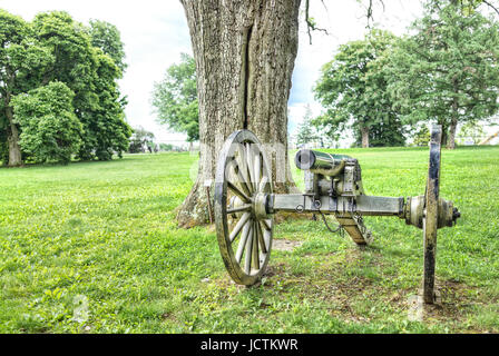 Gettysburg, USA - 24. Mai 2017: Gettysburg Staatsangehörig-Kirchhof Schlachtfeld Park mit vielen Grabsteinen und Websites und Kanone Stockfoto