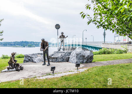 Harrisburg, USA - 24. Mai 2017: Capitol of Pennsylvania Stadt mit Riverfront Park, Harvey Taylor Brücke und Memorial Statuen von Arbeitnehmern Stockfoto