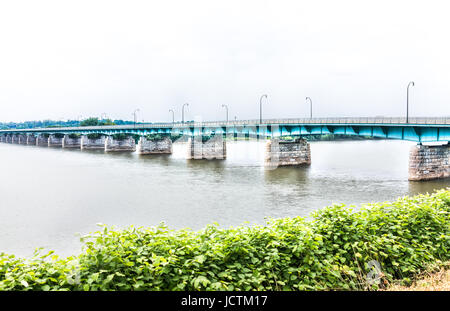 Harrisburg, USA - 24. Mai 2017: Capitol of Pennsylvania Stadt mit Fluss und Harvey Taylor Brücke Stockfoto