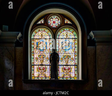 Harrisburg, USA - 24. Mai 2017: Statue des Heiligen durch Glasfenster in Pennsylvania Hauptstadt in St. Patrick Kathedrale Kirche Stockfoto