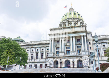 Harrisburg, USA - 24. Mai 2017: Pennsylvania Capitol Exterieur in Stadt mit Schritten Stockfoto