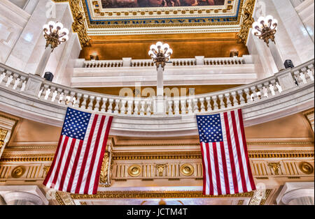 Harrisburg, USA - 24. Mai 2017: Pennsylvania Capitol Kuppel bunte Decke in Stadt mit amerikanischen Flaggen Stockfoto
