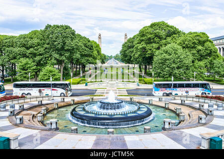 Harrisburg, USA - 24. Mai 2017: Pennsylvania Capitol Exterieur in Stadt mit Brunnen, Autos auf der Straße und Park mit Säulen Stockfoto