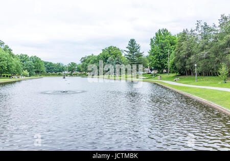 Harrisburg, USA - 24. Mai 2017: Italienisch Lake Park in Pennsylvania Hauptstadt mit Brunnen und Pfad Stockfoto
