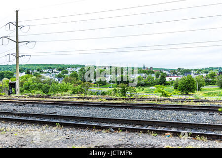 Scranton, USA – 25. Mai 2017: Stadtbild mit Wohnhäusern und Bahngleis Stockfoto