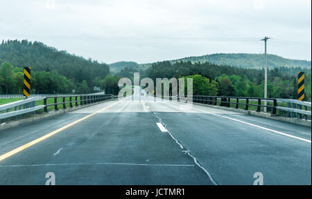 Highway 87 im Bundesstaat New York mit Auto unterwegs während regnerischen und stürmischen Tag Stockfoto
