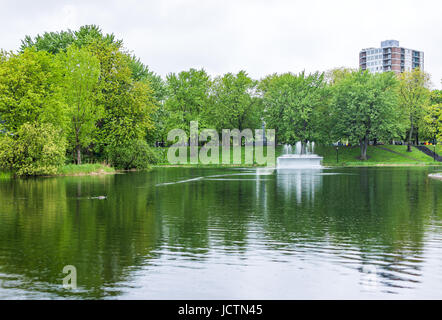 Montreal, Kanada - 26. Mai 2017: Grüne Brunnen und See im Park La Fontaine in Quebec Stadt der Region im Sommer Stockfoto