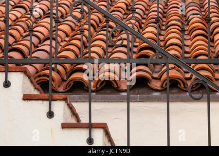 schmiedeeiserne Treppe und rotes Ziegeldach, El Paseo, Santa Barbara, Kalifornien Stockfoto