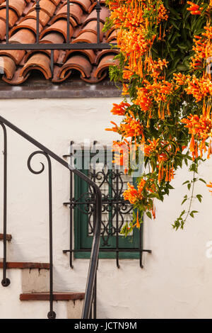 schmiedeeiserne Treppe und rotes Ziegeldach, El Paseo, Santa Barbara, Kalifornien Stockfoto