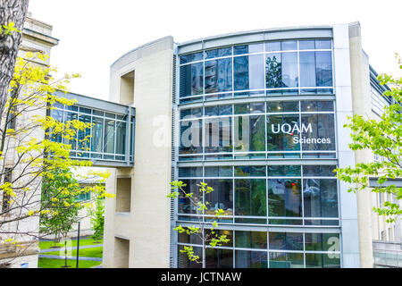 Montreal, Kanada - 26. Mai 2017: UQAM Science School in der Universität, die mit Glas überdachte Brücke zwischen modernen Gebäuden Stockfoto