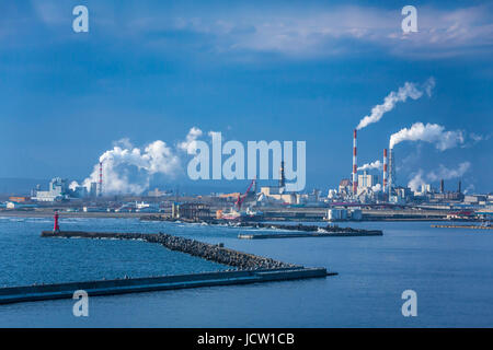 Schornsteine und Industrieanlagen in Kushiro, Präfektur, Hokkaido, Japan. Stockfoto