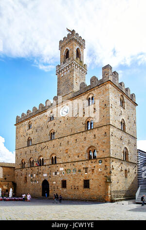 Siena, Italien - 4. Mai 2017: Volterra zentralen Stadtplatz, mittelalterlichen Palast Palazzo Dei Priori Wahrzeichen, Pisa Zustand, Toskana, Europa Stockfoto