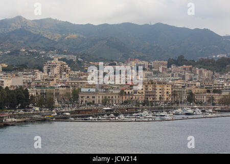 Blick auf die Stadt und direkt am Meer, nahe dem Hafen und der Hafen der Stadt Messina, Sizilien, Italien Stockfoto