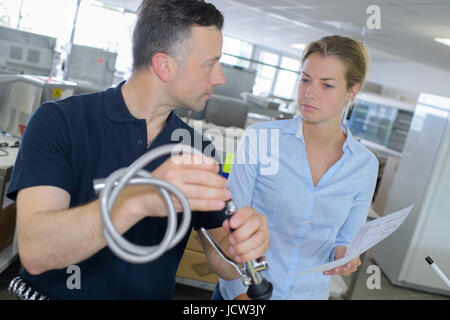 Frau Wahl beste Wasserhahn im Sanitär-Shop Stockfoto