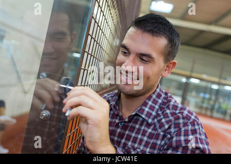 Man öffnet eine Glastür Stockfoto