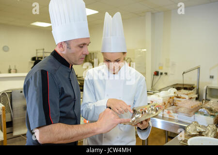 zwei Bäcker sprechen in der Küche Stockfoto