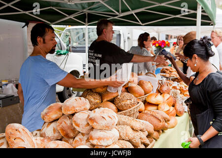 Frau kauft Brote am Bauernmarkt - USA Stockfoto