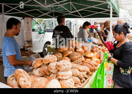 Frau kauft Brote am Bauernmarkt - USA Stockfoto