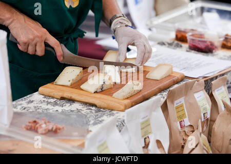 Verschiedene Arten von Käse - USA schneiden Mann Stockfoto