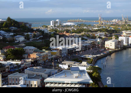 Zeigen Sie über Flinders St, Townsville, mit Ross River und Hafenanlagen und Cleveland Bay im Hintergrund, Queensland, Australien an. KEINE PR Stockfoto