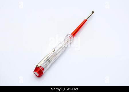 elektrische Tester Schraubenzieher isoliert auf weißem Hintergrund. Industrie Stockfoto