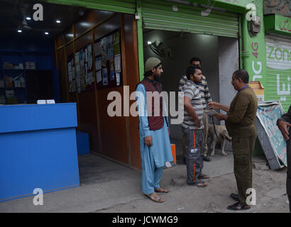 Lahore, Pakistan. 17. Juni 2017. Pakistanische Sicherheitskräfte beschäftigt bei der Suche und deaktivieren Sie den Markt in der Nähe von Imambargah Kerbela Gamay Schah vor der Prozession, Youm-e-Ali. Youm-e-Ali (RA) das Martyrium Tag von Hazrat Ali (RA) Prozessionen beobachtet heute (Samstag) mit religiöser Harmonie unter strengen Sicherheitsvorkehrungen landesweit. Bildnachweis: Rana Sajid Hussain/Pacific Press/Alamy Live-Nachrichten Stockfoto