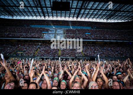 Mailand, Italien. 16. Juni 2017. Die italienische Pop-Sängerin abgebildet Tiziano Ferro auf der Bühne, während er im Stadio Giuseppe Meazza San Siro durchführt. Bildnachweis: Roberto Finizio/Pacific Press/Alamy Live-Nachrichten Stockfoto