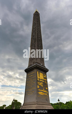 Der Obelisk von Luxor steht ein ägyptischer Obelisk in der Mitte des Place De La Concorde in Paris, Frankreich. Es befand sich ursprünglich auf die Einga Stockfoto