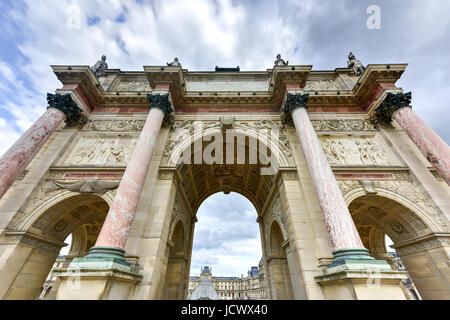 Triumphbogen (Arc de Triomphe du Carrousel) im Jardin des Tuileries in Paris, Frankreich. Denkmal wurde zwischen 1806-1808 Napoleons mi Gedenken errichtet. Stockfoto