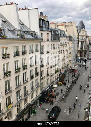 Sehen Sie eine typische Straße in Paris, Frankreich. Stockfoto