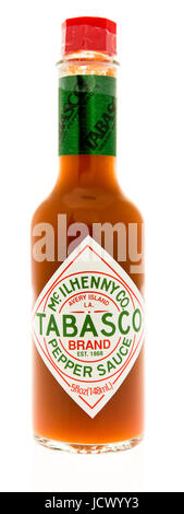 Winneconne, Wisconsin-11 Juni 2017: eine Flasche Tobasco Pfeffersauce auf einer isolierten Hintergrund Stockfoto