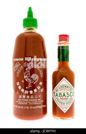 Winneconne, Wisconsin-11 Juni 2017: eine Flasche Tobasco Pfeffersauce und Sriracha hot Chili-Sauce auf einem isolierten Hintergrund Stockfoto