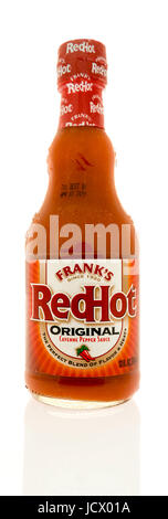 Winneconne, Wisconsin-13 Juni 2017: eine Flasche Franks Redhot original Cayenne Pfeffersauce auf einer isolierten Hintergrund Stockfoto