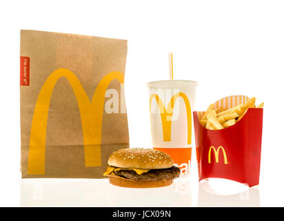 Winneconne, Wisconsin -16 Juni 2017: A McDonald Viertel Pfünder Mahlzeit auf einem isolierten Hintergrund Stockfoto
